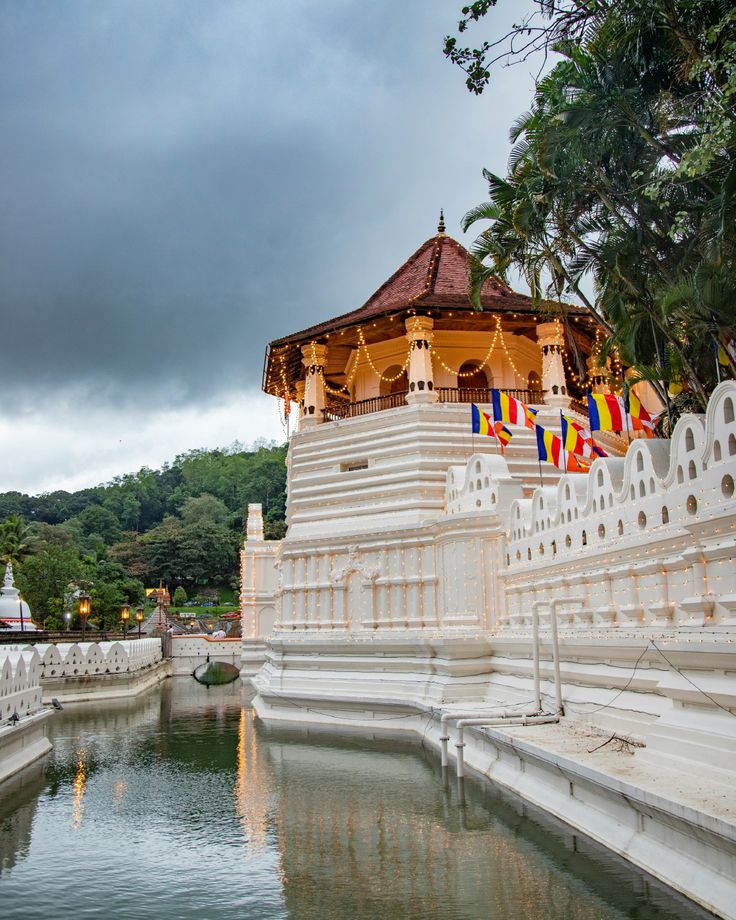 Temple of the Sacred Tooth Relic (Sri Dalada Maligawa)