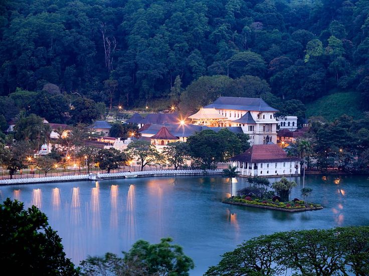 Kandy Lake (Kiri Muhuda)  A Tranquil Heart of the City
